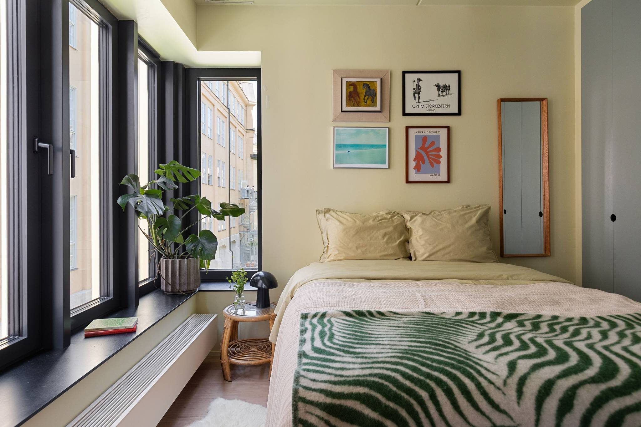 chambre murs jaune pâle deux-pièces 34m2 décoration scandinave vintage et colorée