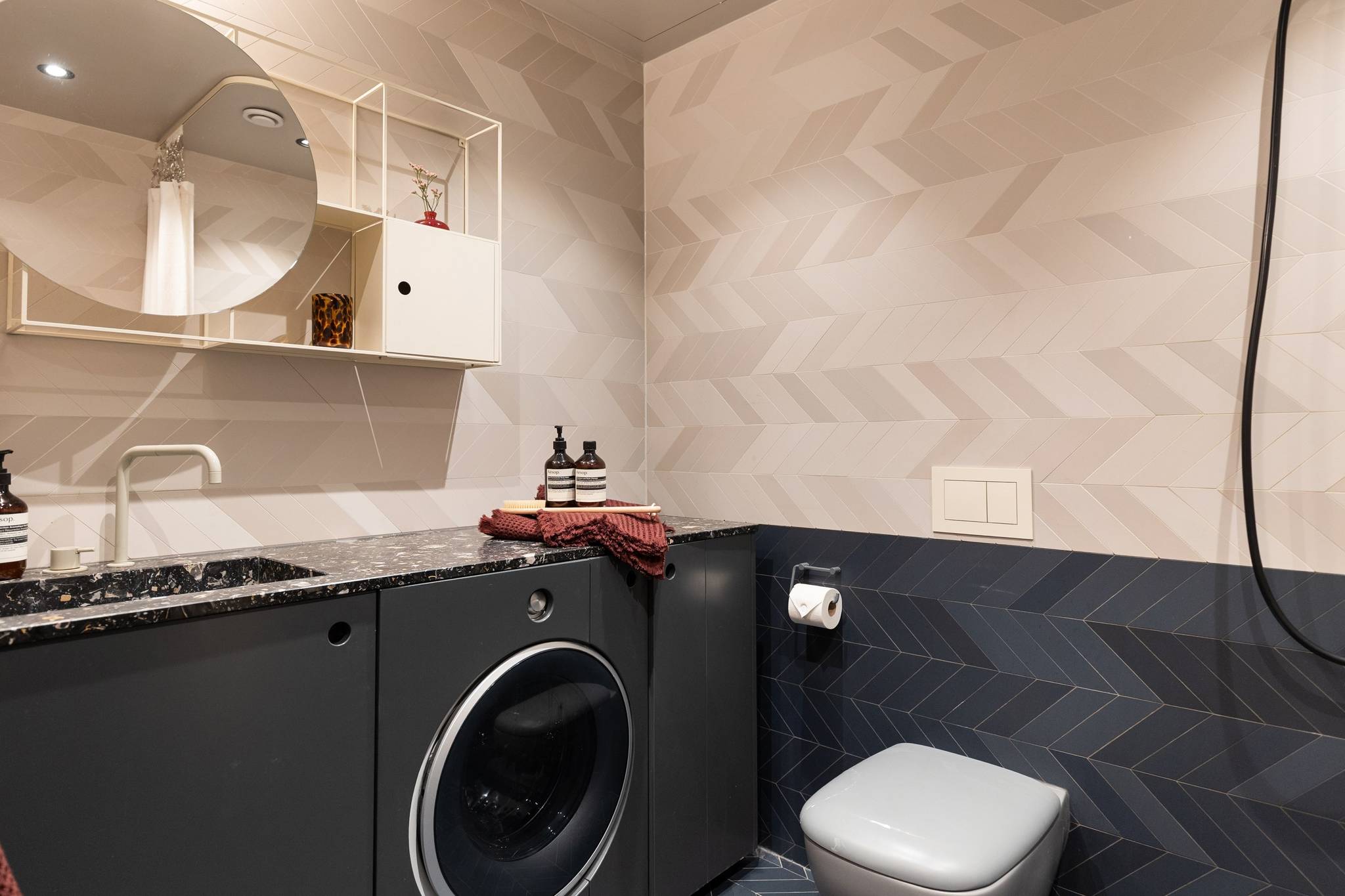 salle de bain beige et noire deux-pièces 34m2 décoration scandinave vintage et colorée
