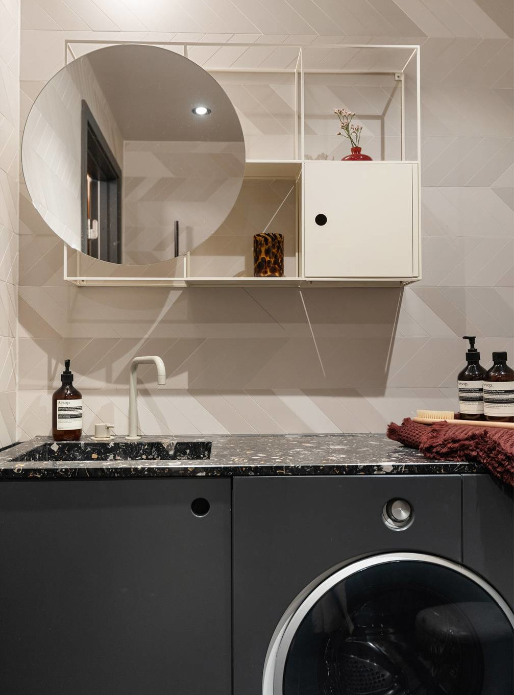 salle de bain beige et noire deux-pièces 34m2 décoration scandinave vintage et colorée