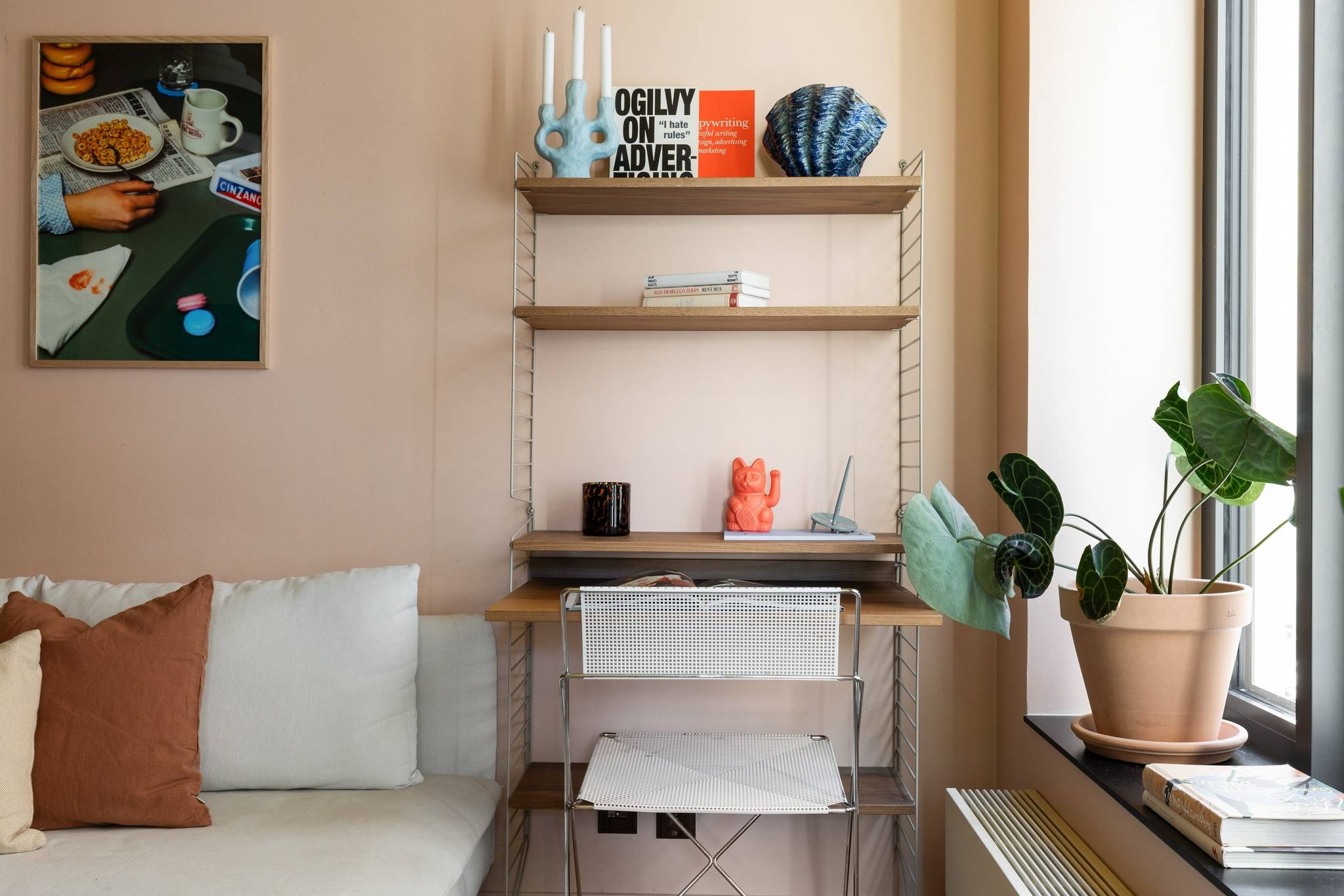 salon murs rose avec bureau String deux-pièces 34m2 décoration scandinave vintage et colorée