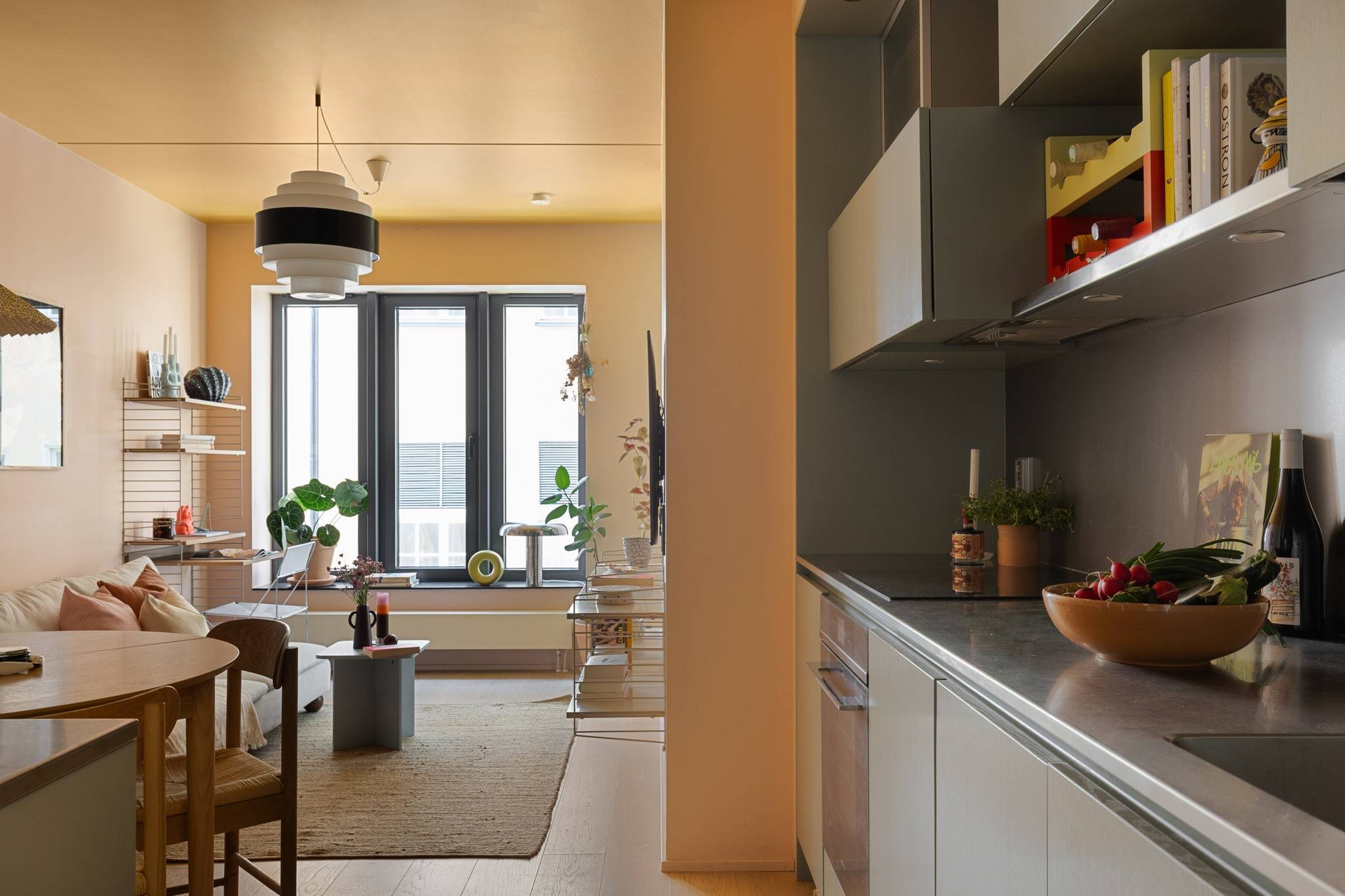 salon et cuisine ouverte et salle à manger murs rose plafond jaune deux-pièces 34m2 décoration scandinave vintage et colorée