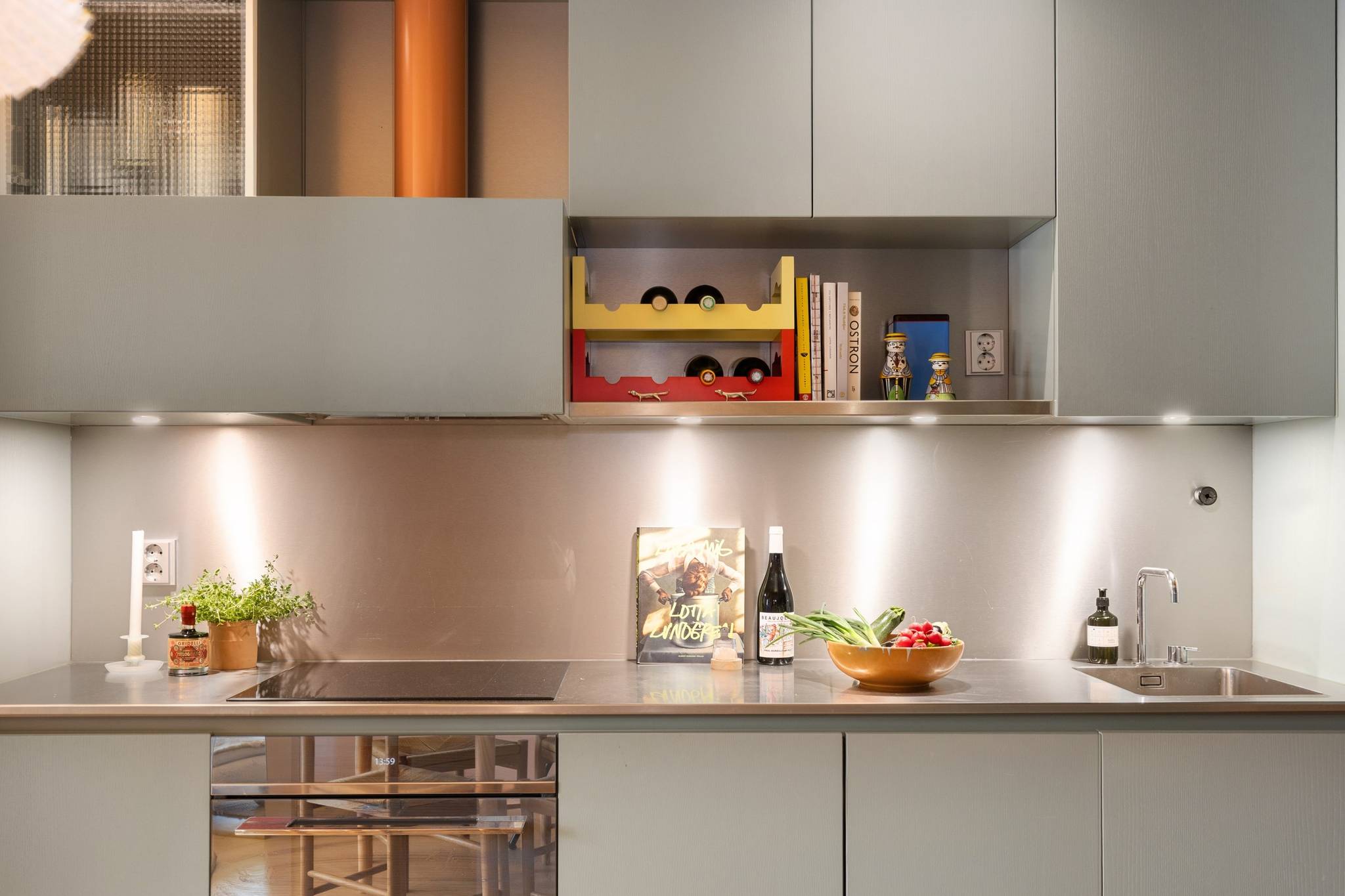 cuisine ouverte deux-pièces 34m2 décoration scandinave vintage et colorée