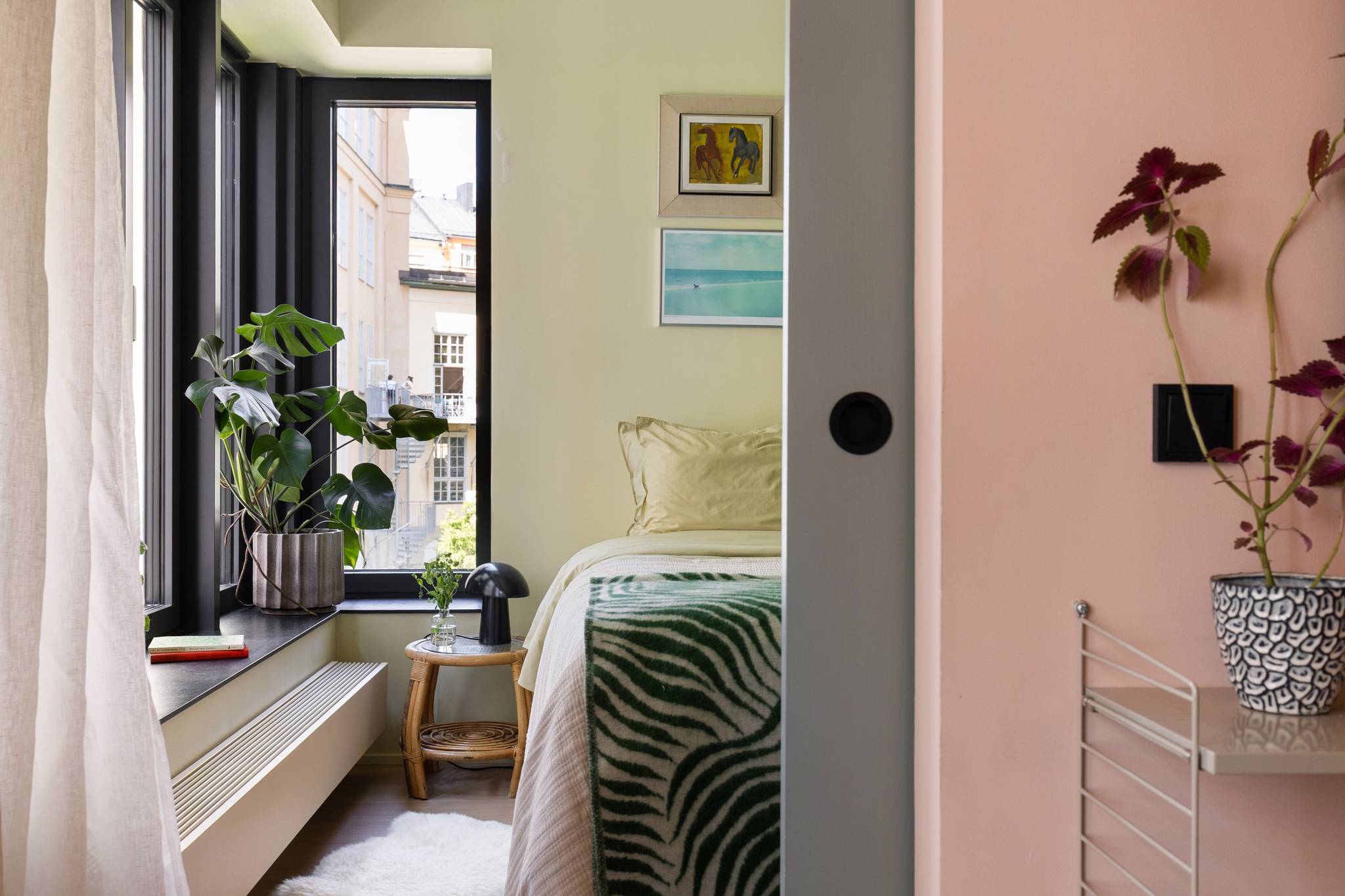chambre murs jaune pâle deux-pièces 34m2 décoration scandinave vintage et colorée