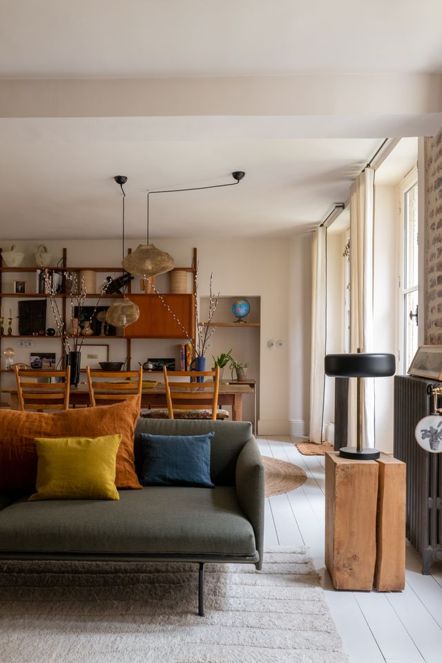 salon et salle à manger décoration contemporaine et mid-century appartement à Paris Bastille dans ancien garage avec cour Photo : © Agathe Tissier salon et salle à manger décoration contemporaine et mid-century appartement à Paris Bastille dans ancien garage avec cour Photo : © Agathe Tissier