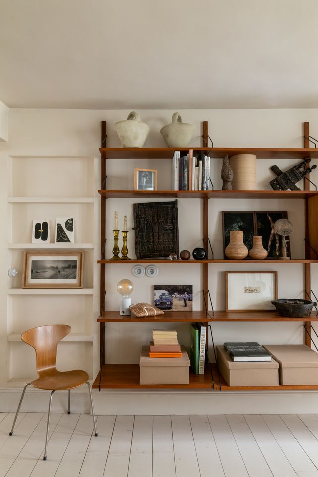 salon décoration contemporaine et mid-century appartement à Paris Bastille dans ancien garage avec cour Photo : © Agathe Tissier salon décoration contemporaine et mid-century appartement à Paris Bastille dans ancien garage avec cour Photo : © Agathe Tissier
