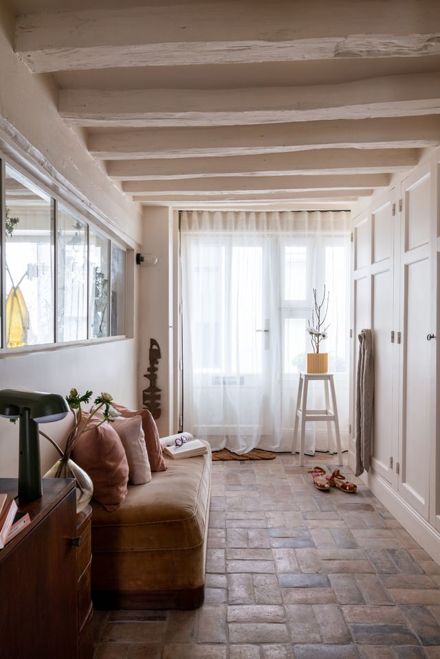 couloir avec carrelage terre cuite et poutres décoration rustique chic appartement à Paris Bastille dans ancien garage avec cour Photo : © Agathe Tissier couloir avec carrelage terre cuite et poutres décoration rustique chic appartement à Paris Bastille dans ancien garage avec cour Photo : © Agathe Tissier