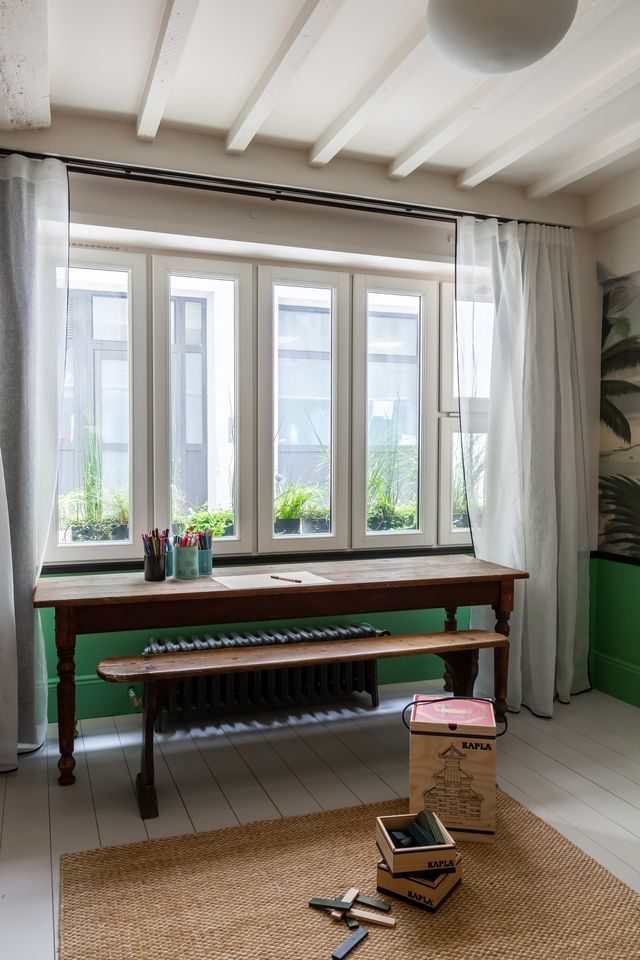 chambre enfant avec bureau bois rustique appartement à Paris Bastille dans ancien garage avec cour Photo : © Agathe Tissier chambre enfant avec bureau bois rustique appartement à Paris Bastille dans ancien garage avec cour Photo : © Agathe Tissier
