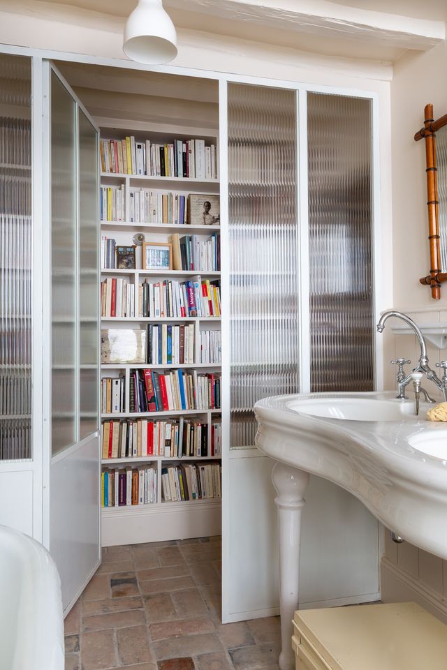 salle de bain rétro avec portes vitrées cannelées Photo : © Agathe Tissier salle de bain rétro avec portes vitrées cannelées Photo : © Agathe Tissier