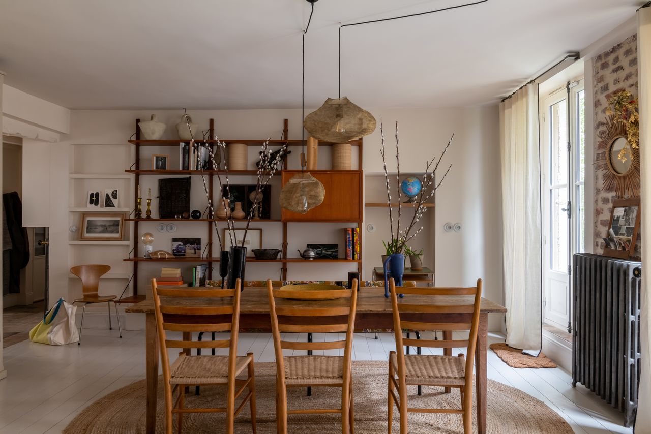 salle à manger décoration contemporaine et mid-century appartement à Paris Bastille dans ancien garage avec cour Photo : © Agathe Tissier salle à manger décoration contemporaine et mid-century appartement à Paris Bastille dans ancien garage avec cour Photo : © Agathe Tissier
