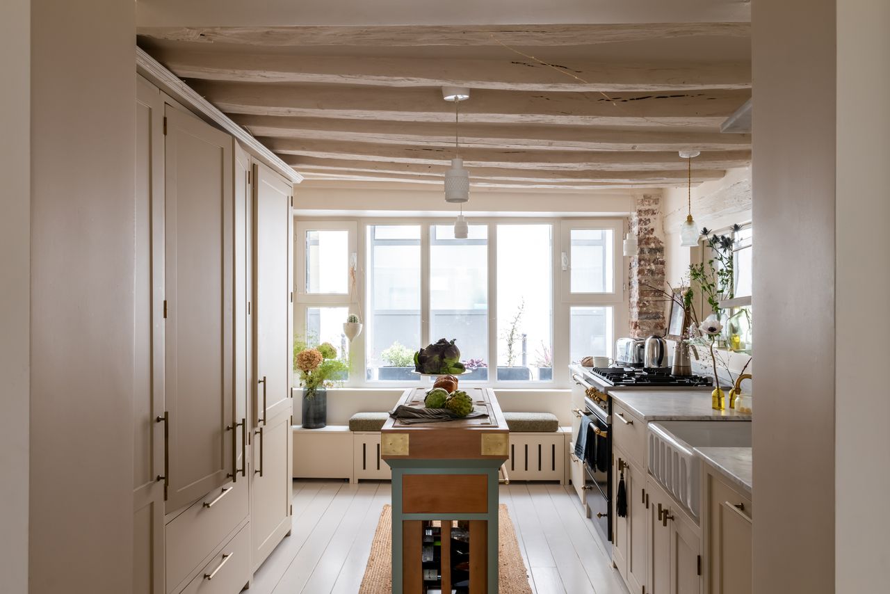 cuisine avec poutres décoration rustique chic appartement à Paris Bastille dans ancien garage avec cour Photo : © Agathe Tissier cuisine avec poutres décoration rustique chic appartement à Paris Bastille dans ancien garage avec cour Photo : © Agathe Tissier