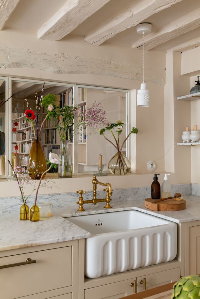 cuisine avec poutres décoration rustique chic appartement à Paris Bastille dans ancien garage avec cour Photo : © Agathe Tissier cuisine avec poutres décoration rustique chic appartement à Paris Bastille dans ancien garage avec cour Photo : © Agathe Tissier