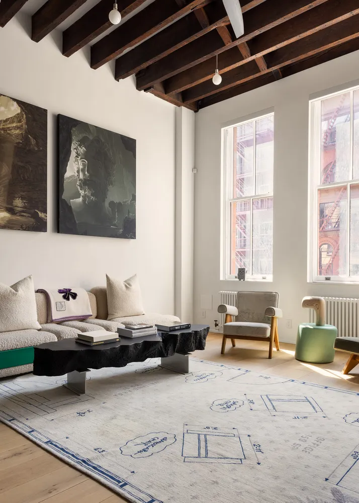 salon loft avec poutres décoration design dans ancienne caserne de pompiers SoHo New York maison de Daniel Arsham