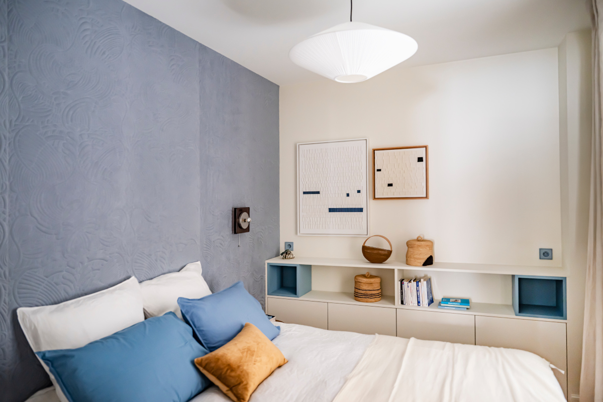 chambre bleue appartement de 60m2 rénové à Paris Photo : ©Julien Pépy chambre bleue appartement de 60m2 rénové à Paris Photo : ©Julien Pépy