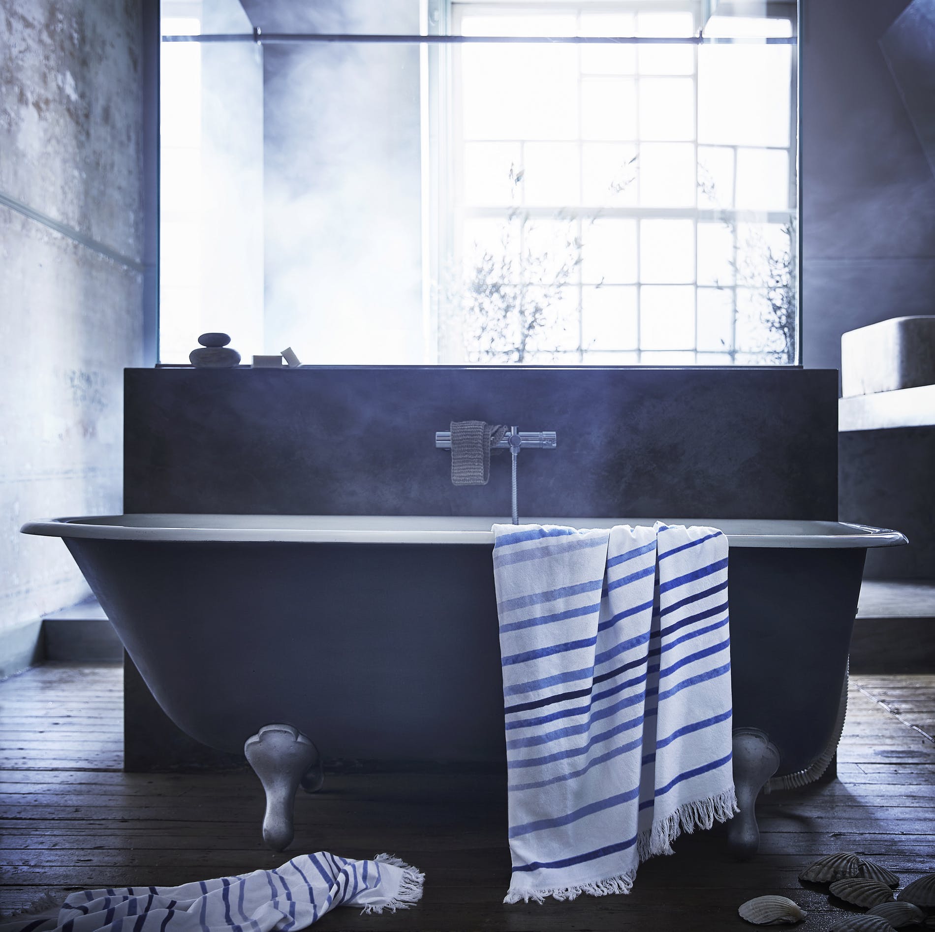 salle de bain bleue avec baignoire sur pieds