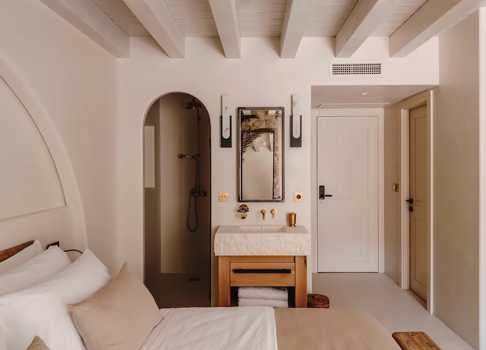 chambre avec poutres et salle de bain ouverte décoration contemporaine beige palais du 19e siècle Palazzo Caterina Hvar Croatie chambre avec poutres et salle de bain ouverte décoration contemporaine beige palais du 19e siècle Palazzo Caterina Hvar Croatie