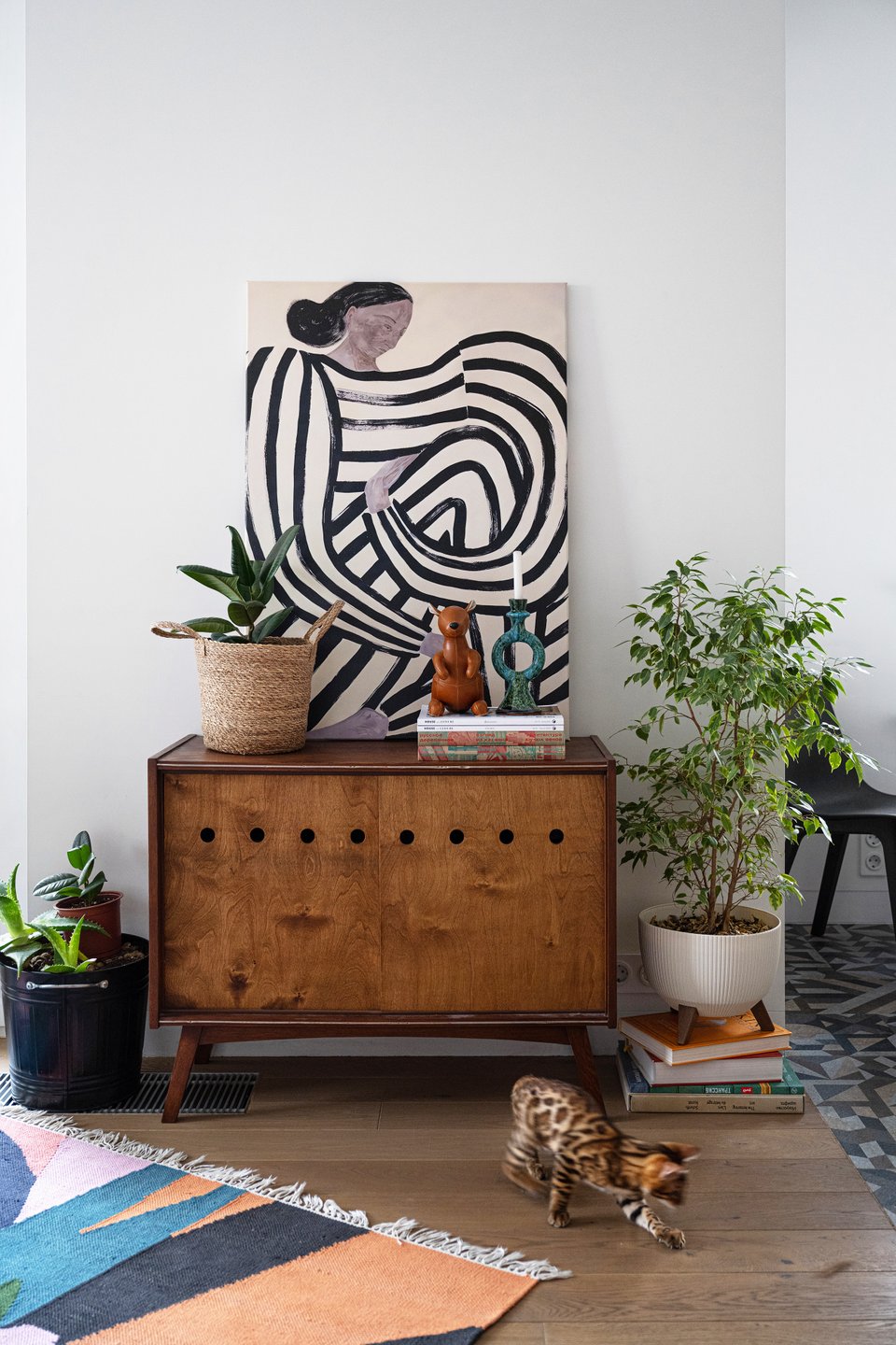 salon décoration contemporaine avec tapis graphique et coloré appartement 50m2