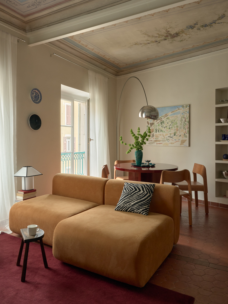 salon plafond avec fresque sol tomette ancienne appartement 45m2 vintage Nice