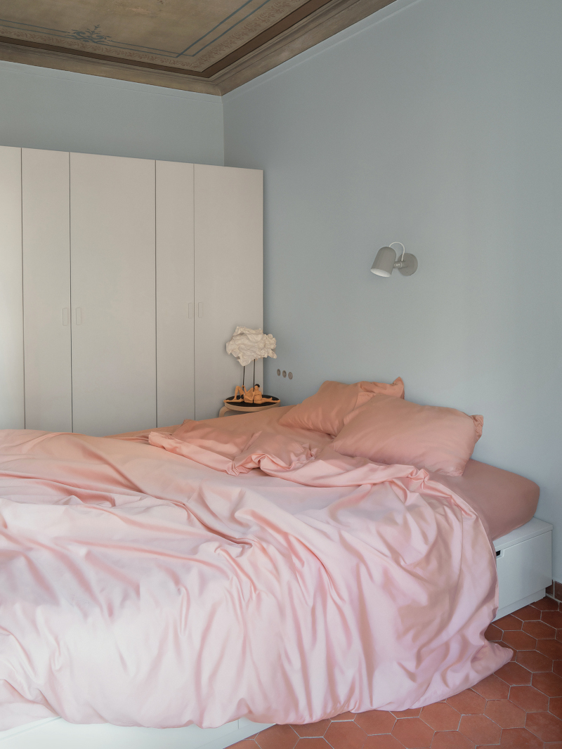 chambre murs bleus plafond avec fresque sol tomette ancienne appartement 45m2 vintage Nice