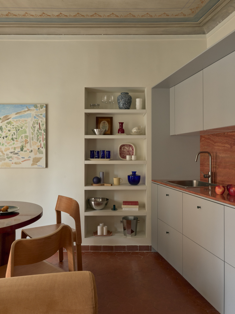 cuisine et salle à manger plafond avec fresque sol tomette ancienne appartement 45m2 vintage Nice