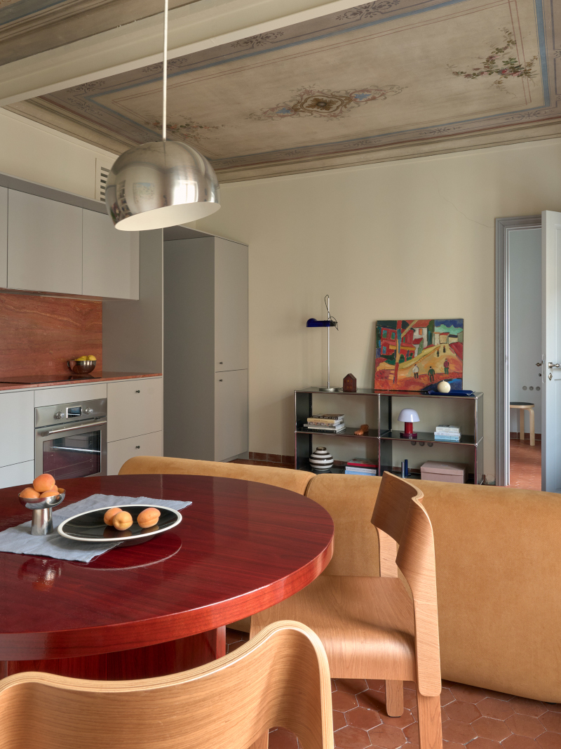 cuisine et salon plafond avec fresque sol tomette ancienne appartement 45m2 vintage Nice