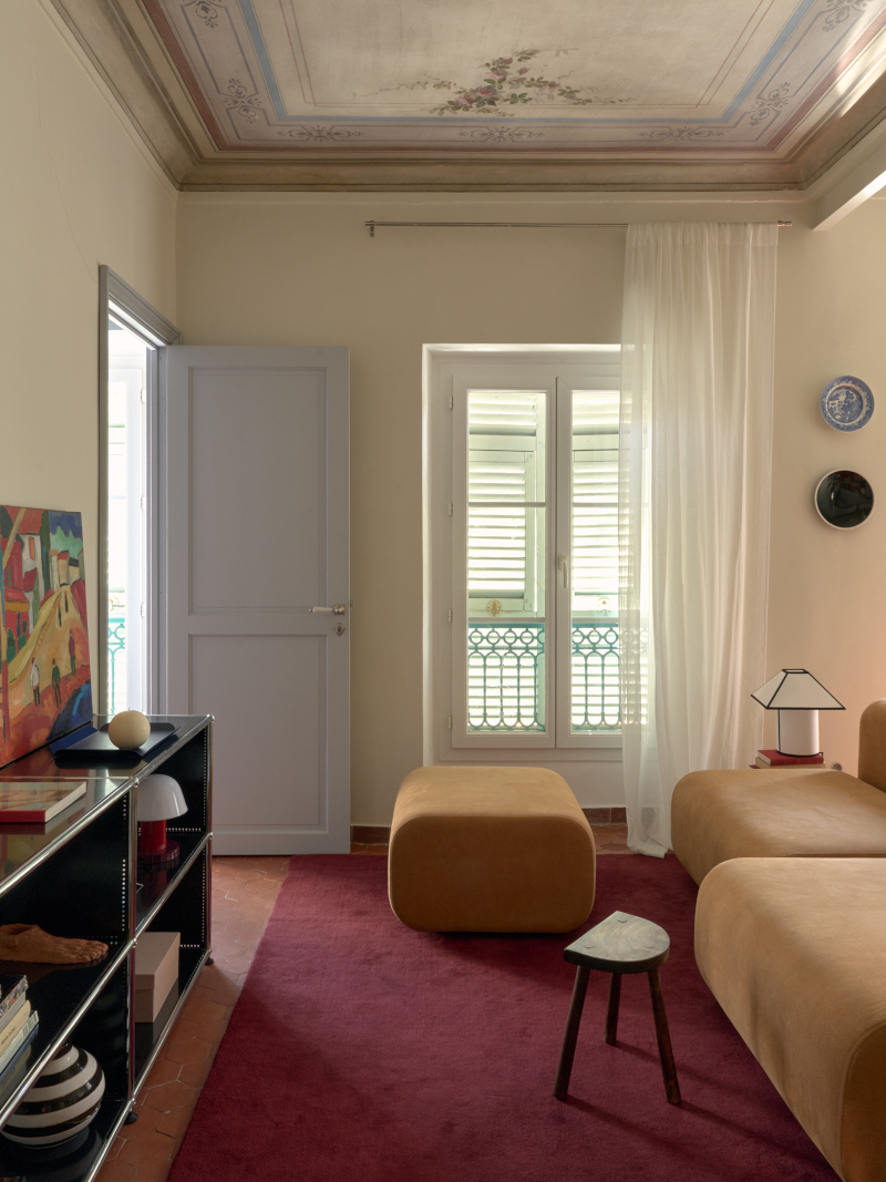 salon plafond avec fresque sol tomette ancienne appartement 45m2 vintage Nice