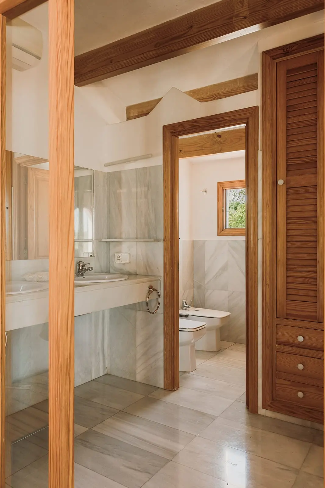 salle de bain avec poutres finca du 19e siècle rénovée maison Minorque