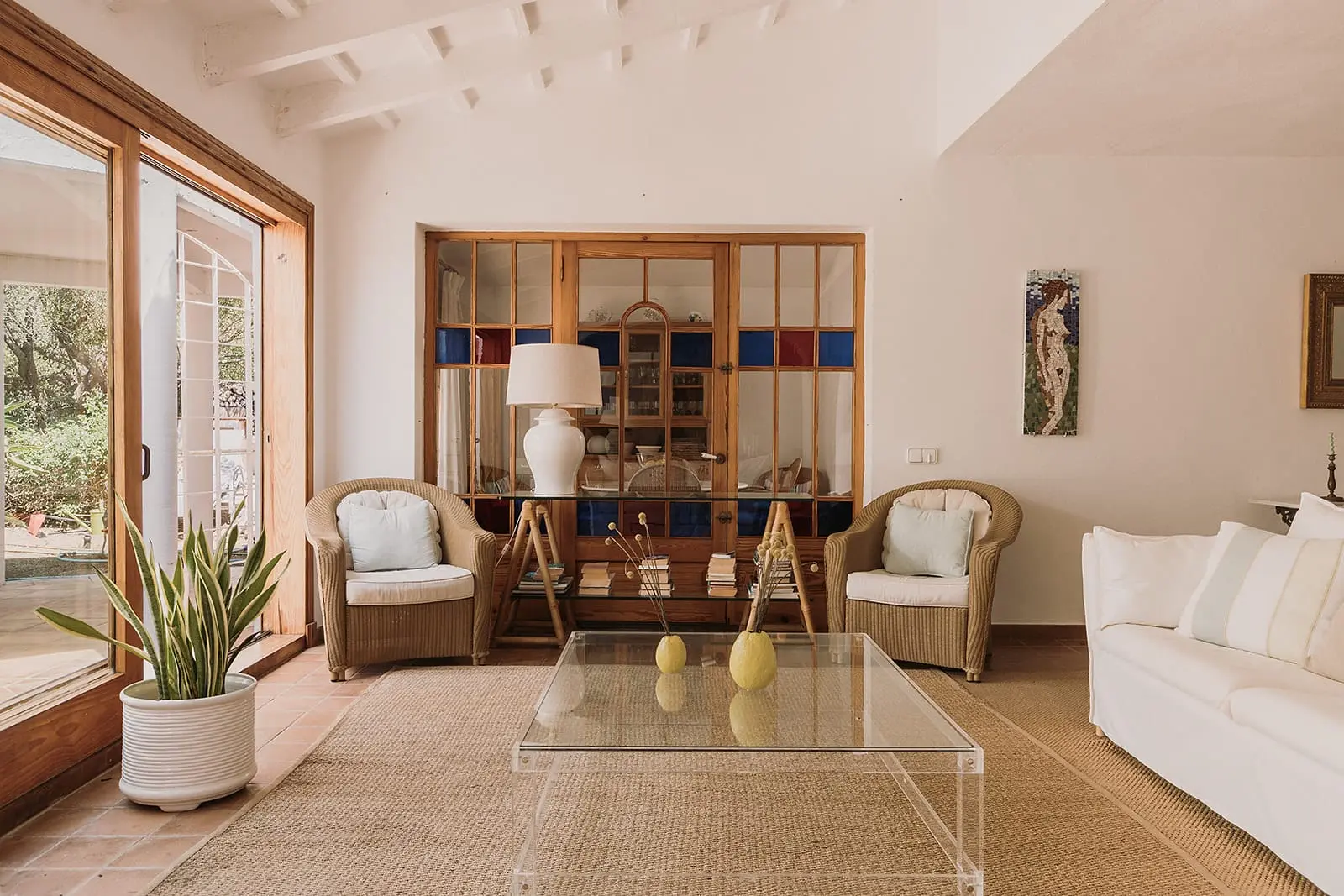 salon avec verrière bois décoration contemporaine finca du 19e siècle rénovée maison Minorque