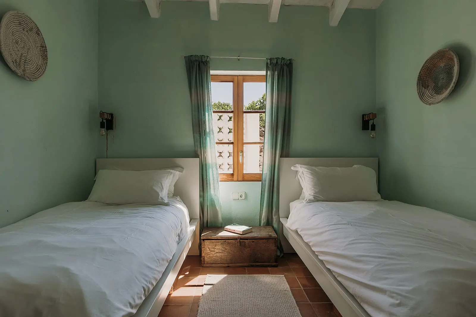 chambre murs verts à deux lits finca du 19e siècle rénovée maison Minorque