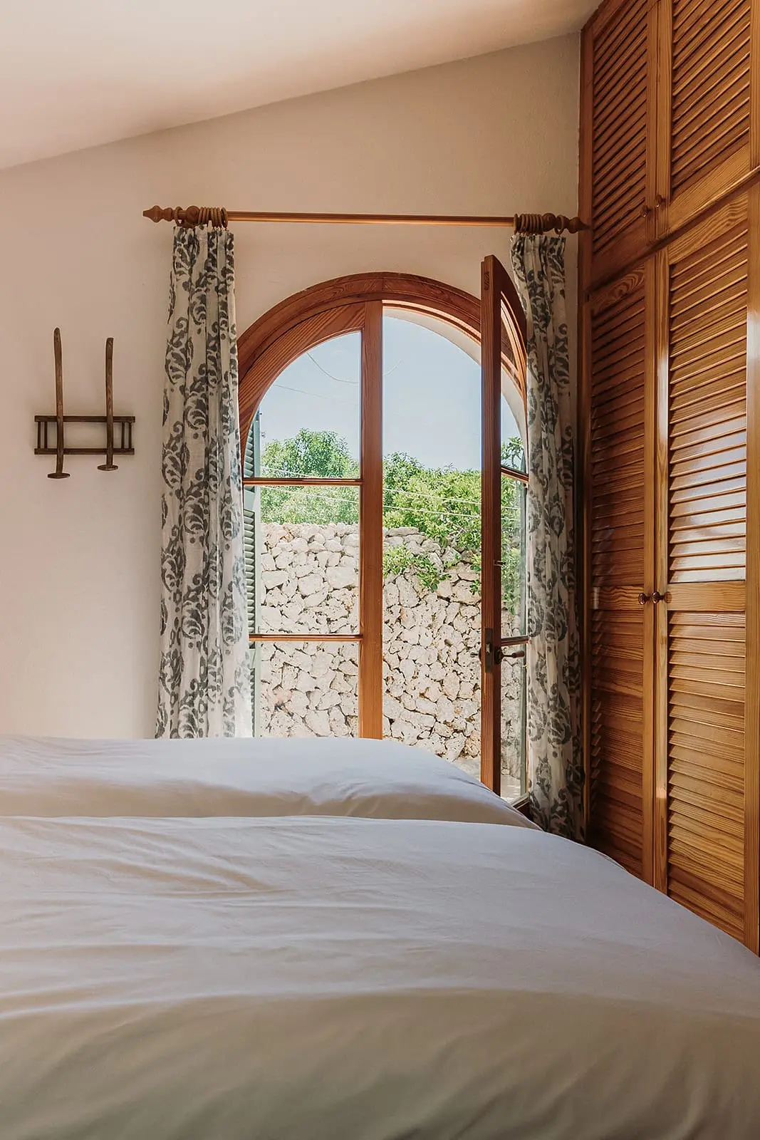 chambre avec fenêtre cintrée bois finca du 19e siècle rénovée maison Minorque