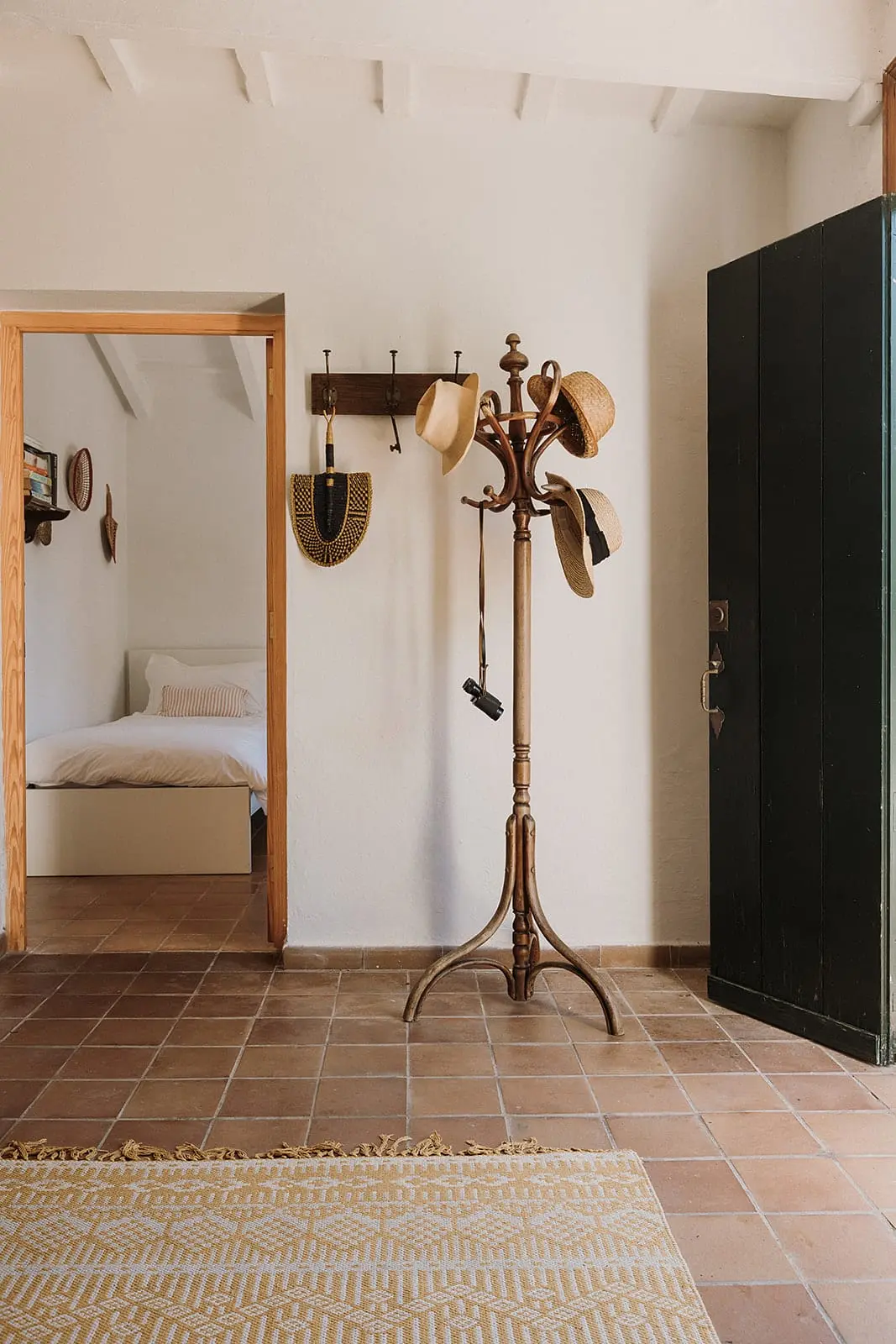 entrée avec porte manteaux Thonet style bistrot finca du 19e siècle rénovée maison Minorque