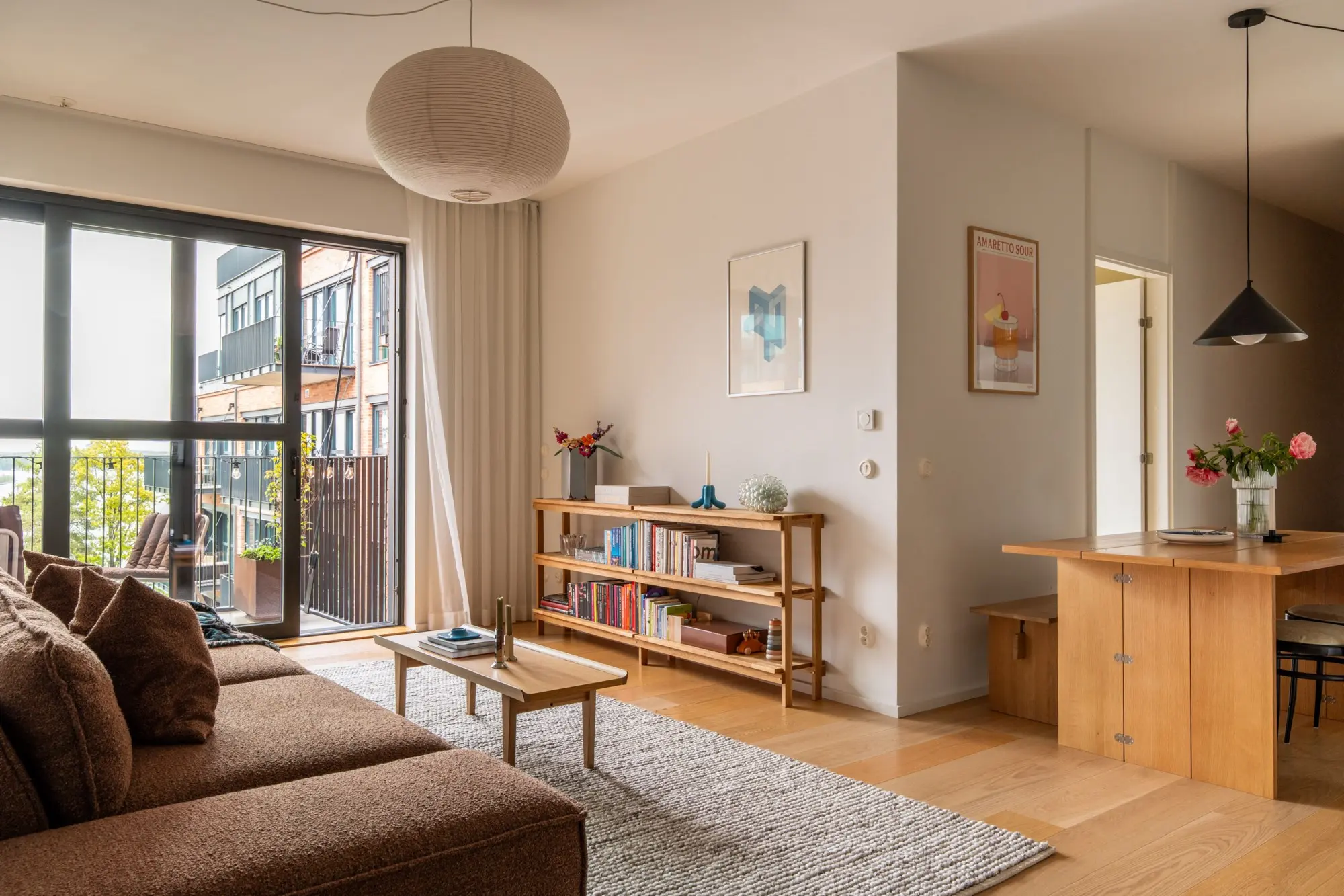 salon avec baie vitrée et balcon appartement 68m2 décoration contemporaine