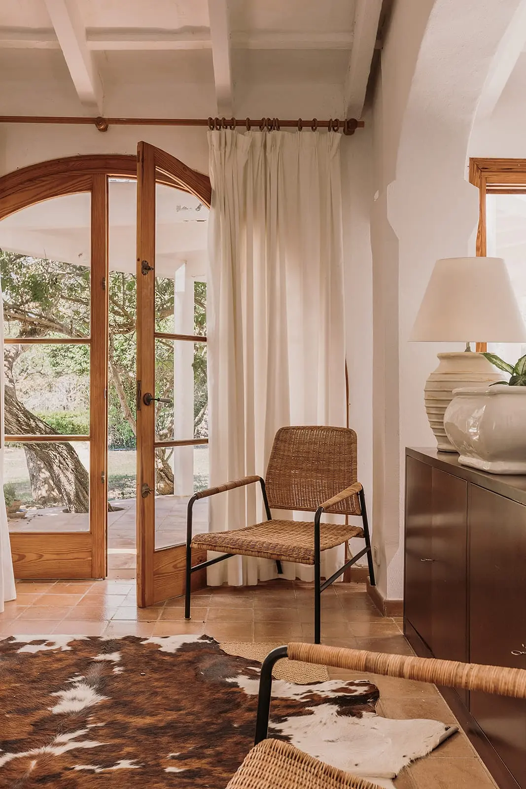 salon fenêtre cintrée en bois finca du 19e siècle rénovée maison Minorque