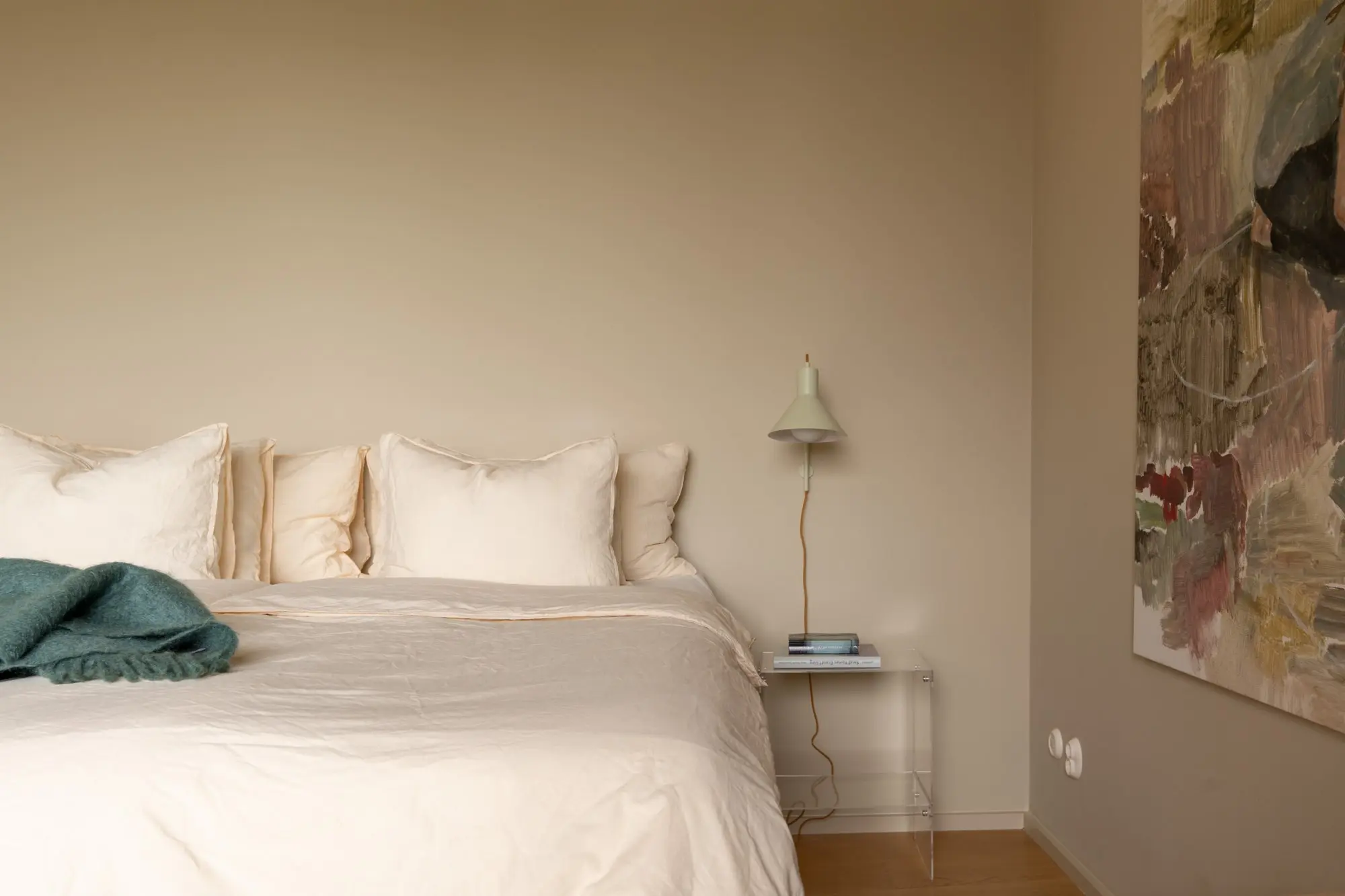 chambre minimaliste avec tableau appartement 68m2 décoration contemporaine
