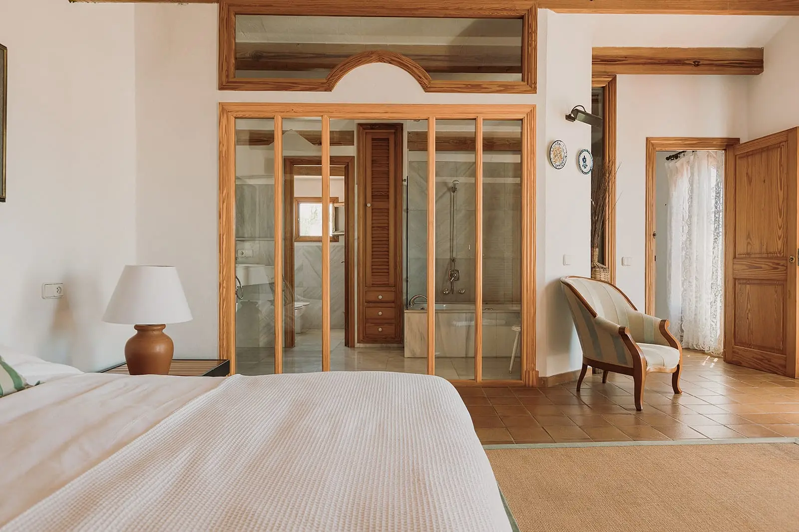 chambre avec salle de bain fermée par verrière bois finca du 19e siècle rénovée maison Minorque