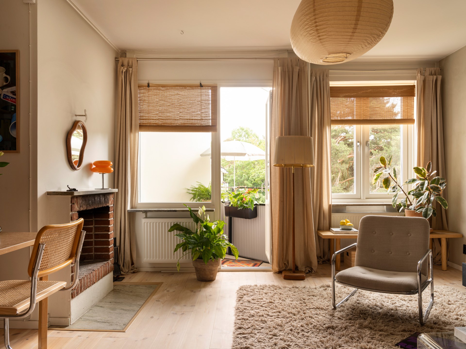 salon avec petite cheminée décoration vintage scandinave ocre appartement 67m2 salon avec petite cheminée décoration vintage scandinave ocre appartement 67m2