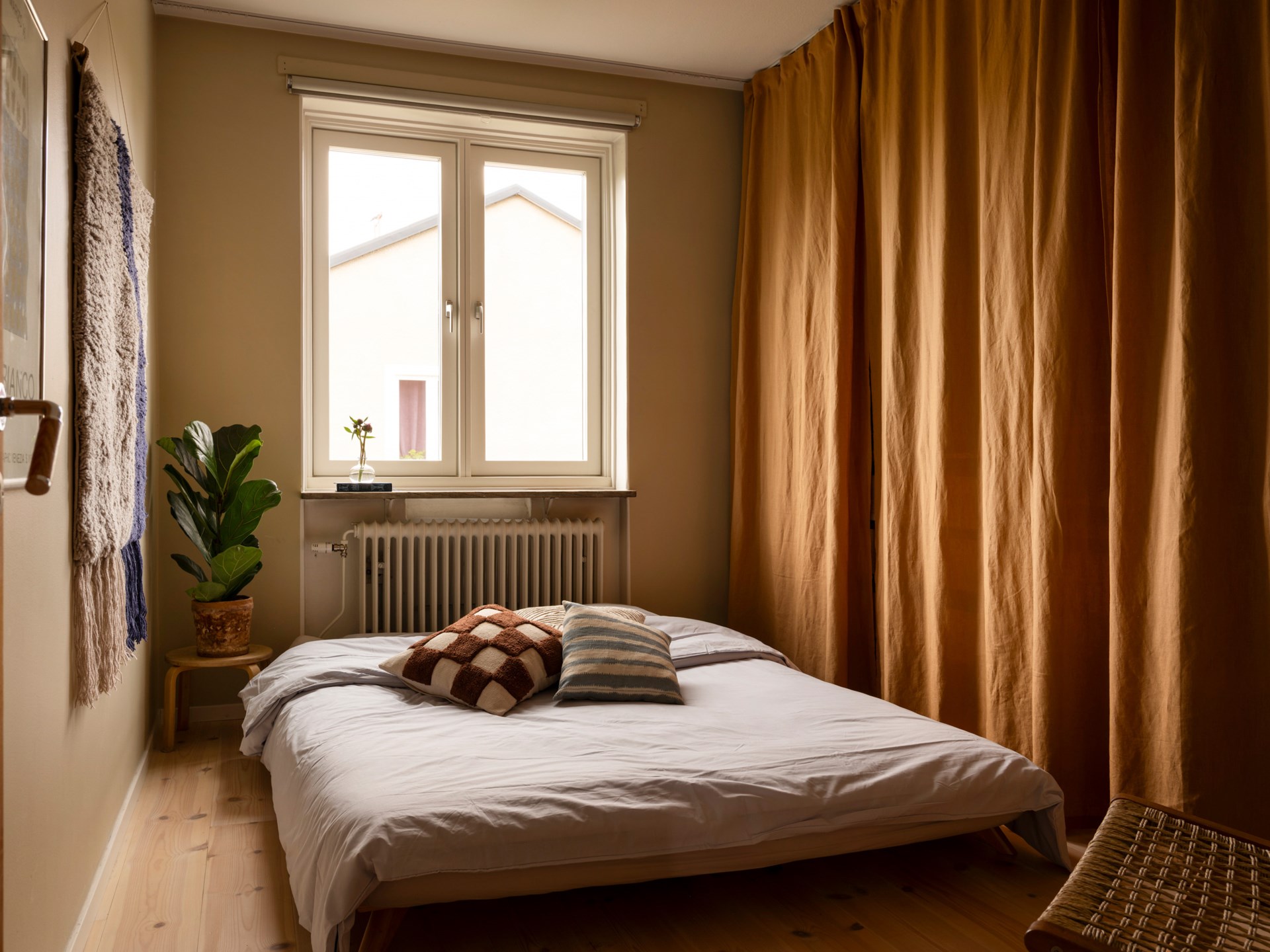 chambre avec dressing derrière rideau décoration vintage scandinave ocre appartement 67m2 chambre avec dressing derrière rideau décoration vintage scandinave ocre appartement 67m2