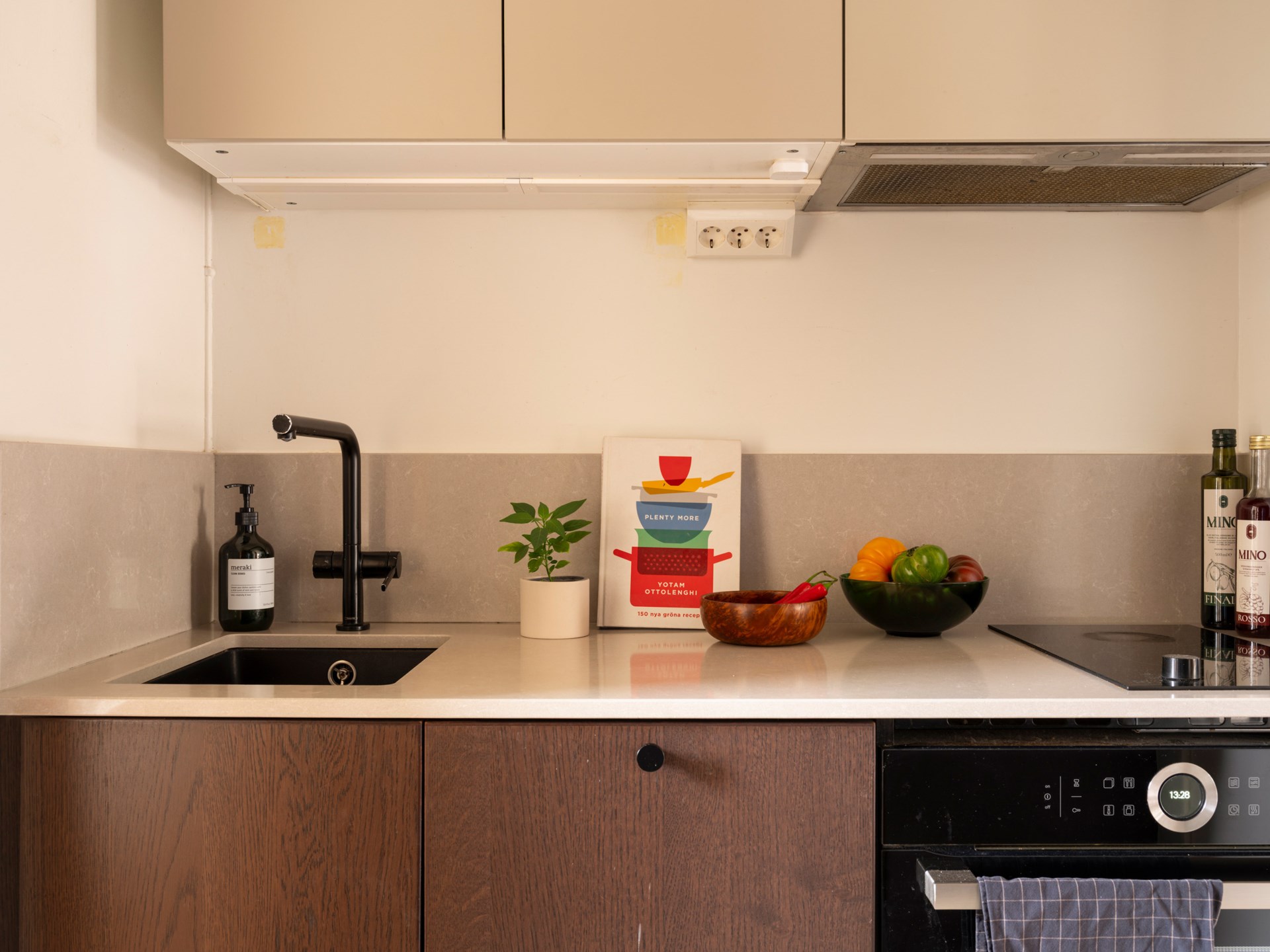 cuisine design beige et bois décoration vintage scandinave ocre appartement 67m2 cuisine design beige et bois décoration vintage scandinave ocre appartement 67m2