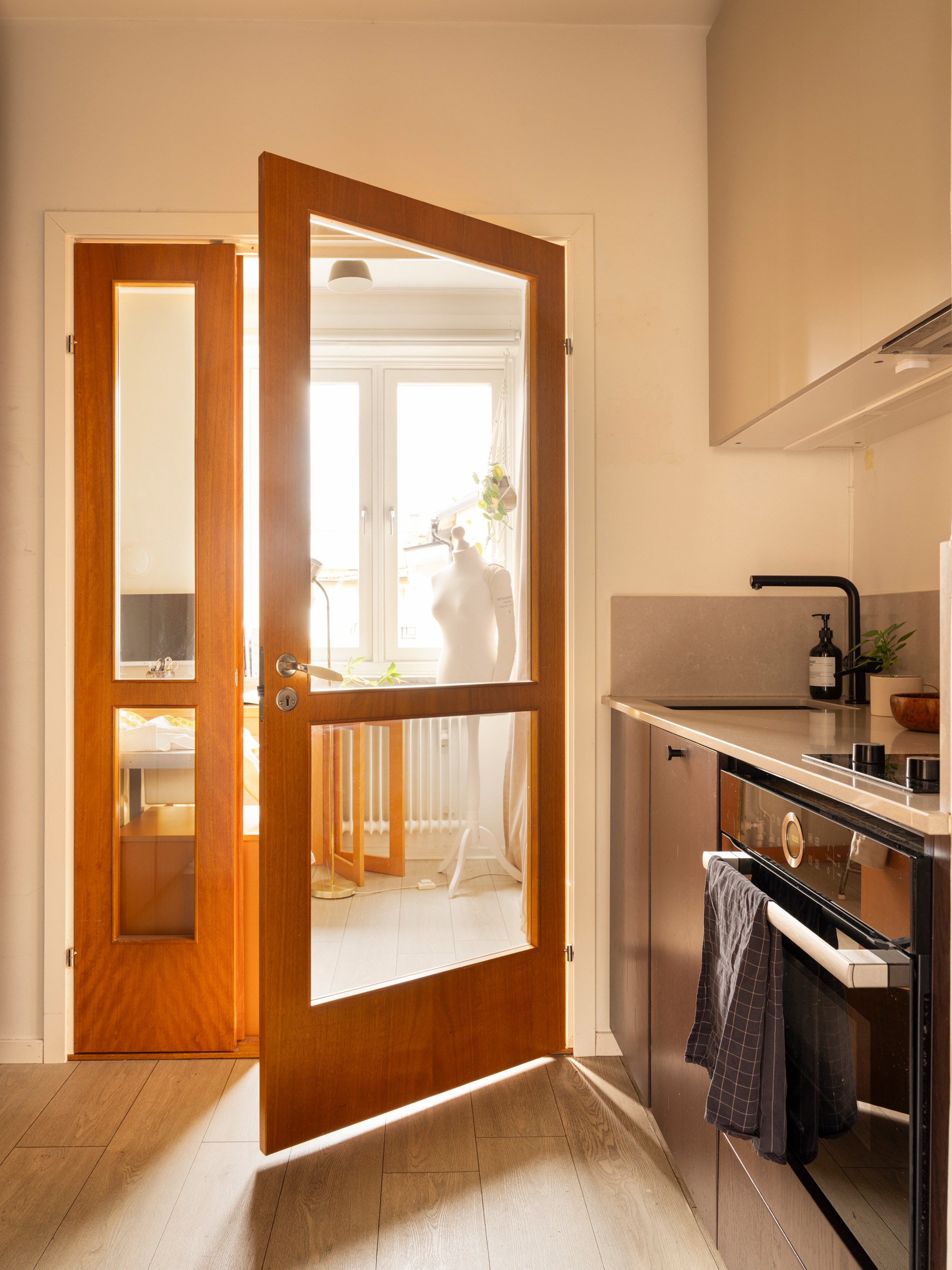 cuisine design beige et bois décoration vintage scandinave ocre appartement 67m2 cuisine design beige et bois décoration vintage scandinave ocre appartement 67m2