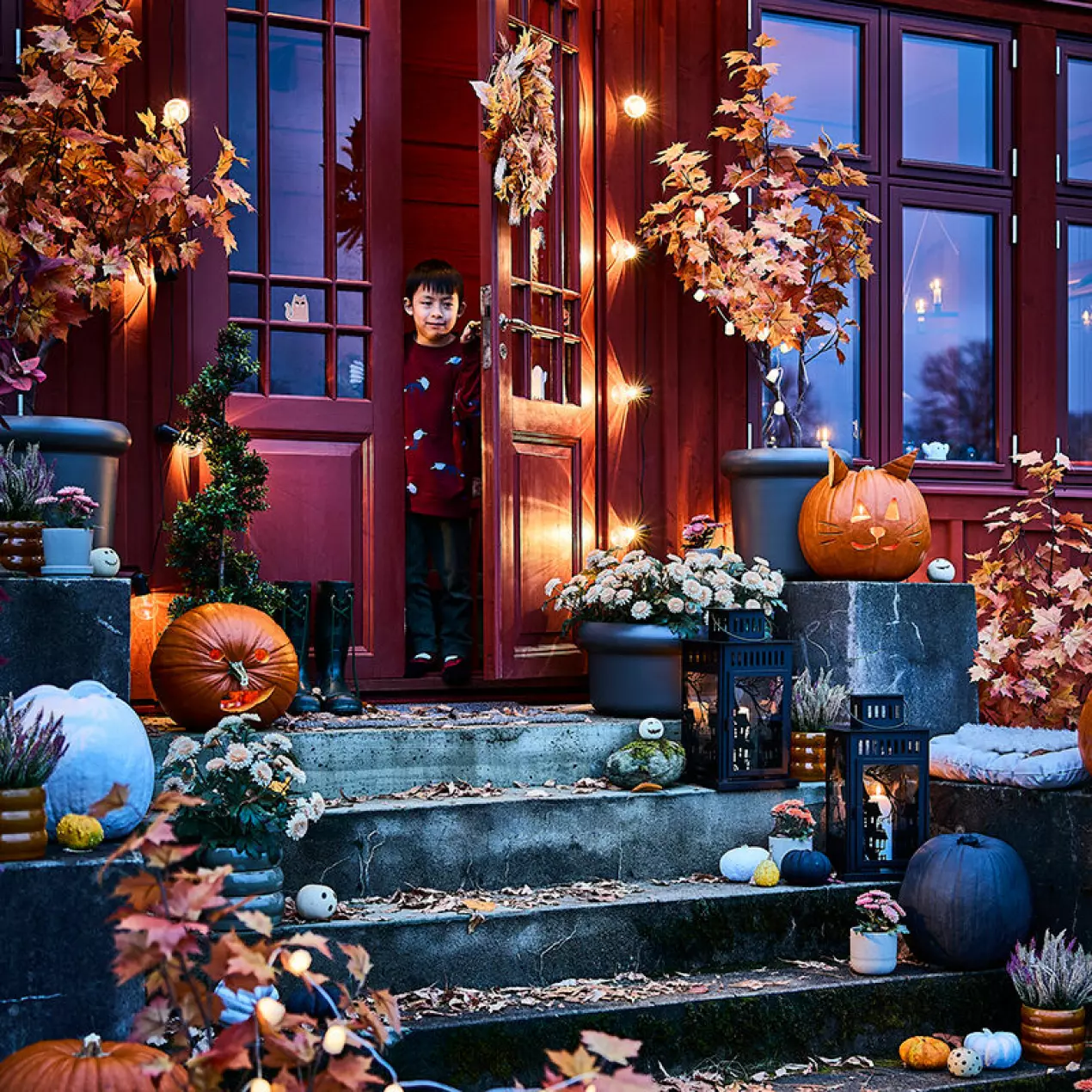 façade maison en hiver avec citrouilles pour Halloween façade maison en hiver avec citrouilles pour Halloween