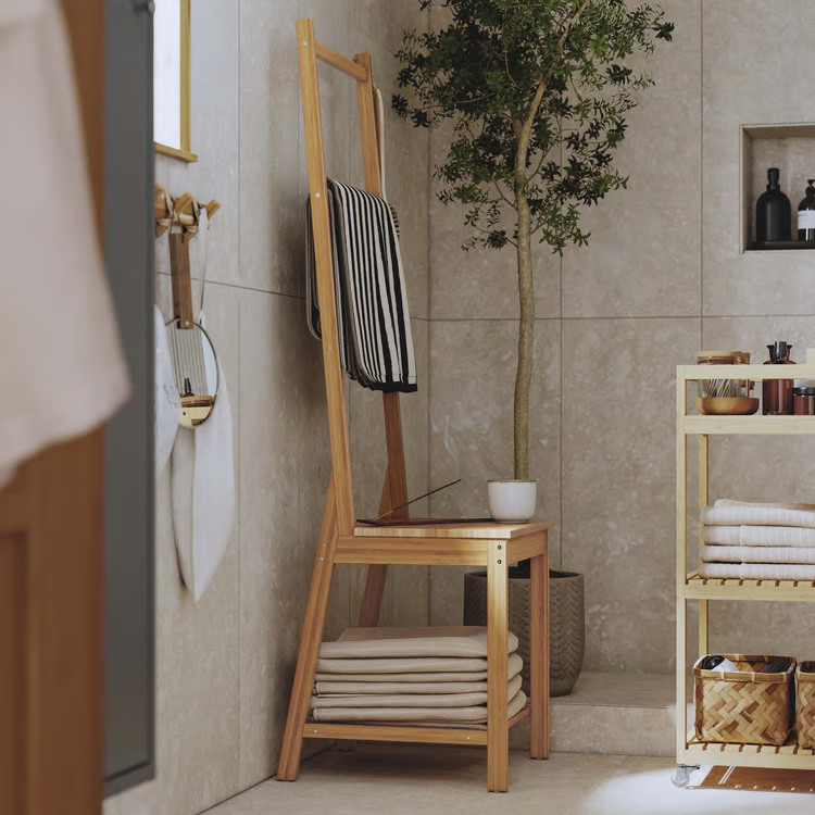 Salle de bain mobilier bambou IKEA et plante en pot