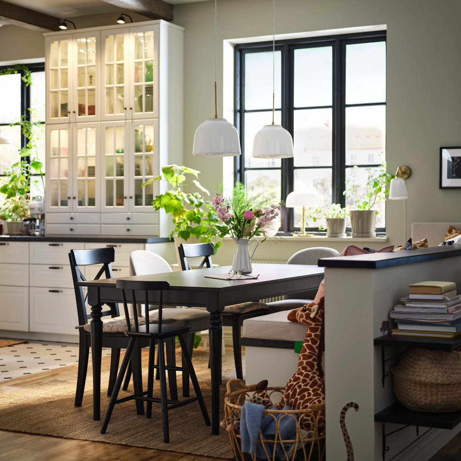 salle à manger IKEA avec plantes vertes