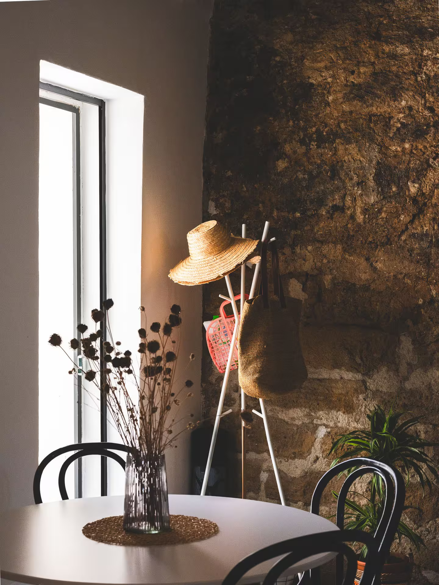 salle à manger mur de pierres et poutres duplex en Sicile Baglio Cappello 