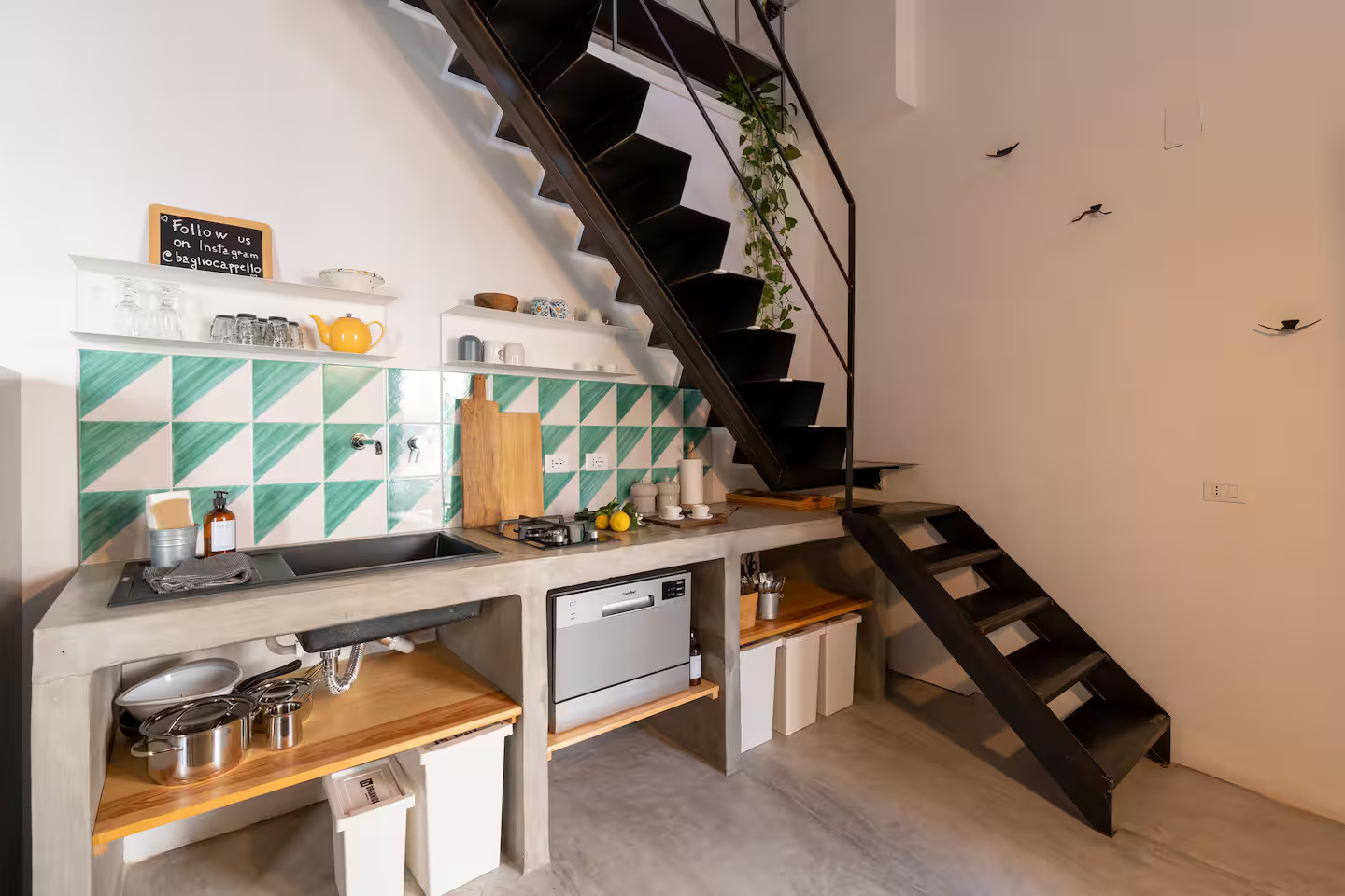 cuisine avec escalier décoration contemporaine duplex en Sicile Baglio Cappello 