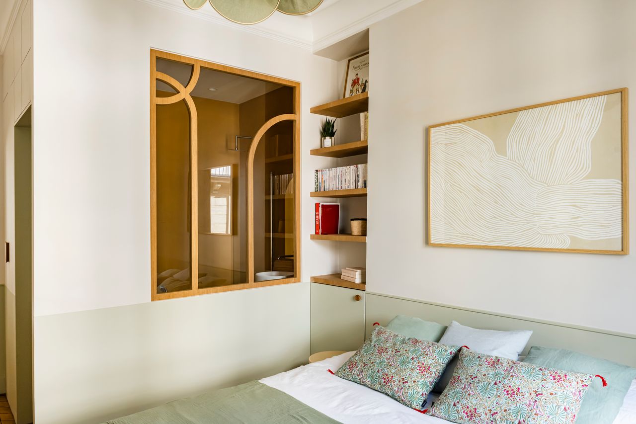 chambre avec salle de bain verrière bois appartement de 115m2 à Paris décoration contemporaine Photo : ©Julien Pépy