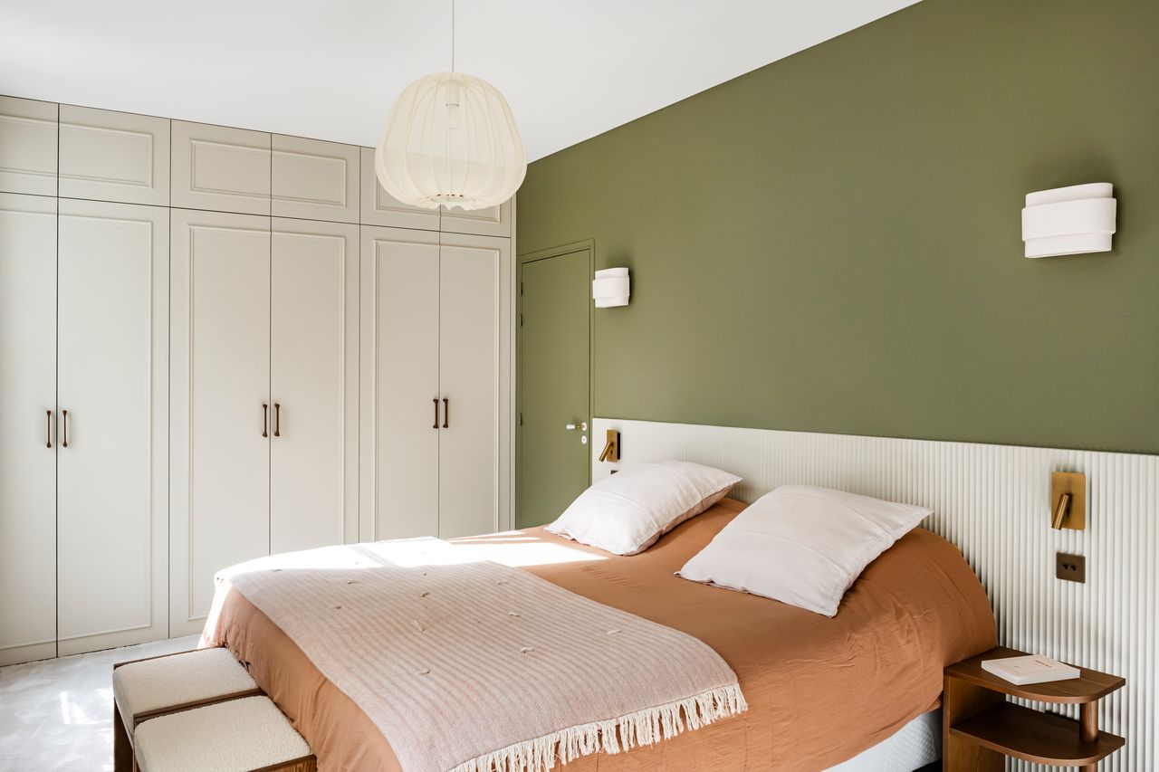chambre mur vert avec placards appartement de 115m2 à Paris décoration contemporaine Photo : ©Julien Pépy