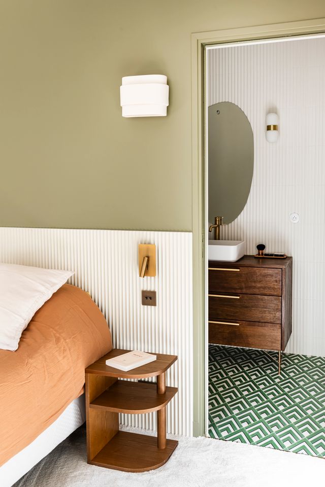 chambre et salle de bain appartement de 115m2 à Paris décoration contemporaine Photo : ©Julien Pépy
