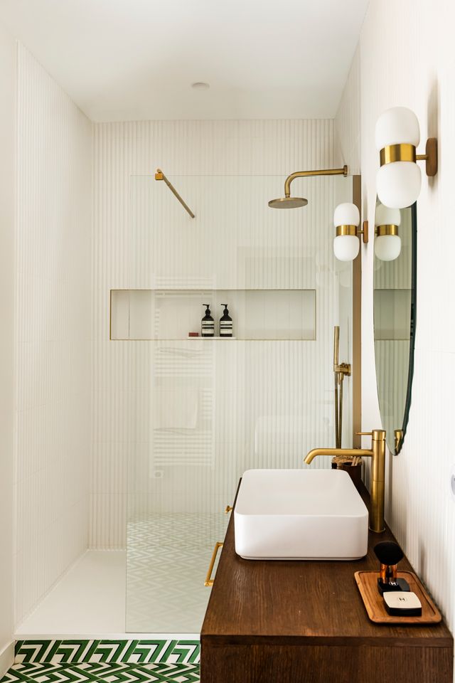 salle de bain appartement de 115m2 à Paris décoration contemporaine Photo : ©Julien Pépy