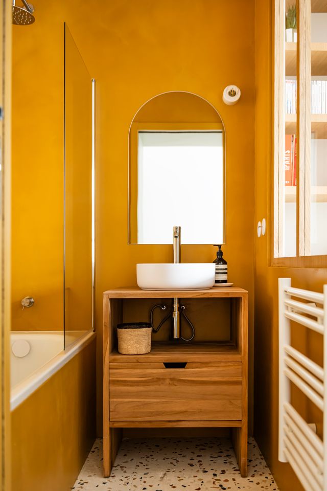 salle de bain orange sol terrazzo appartement de 115m2 à Paris décoration contemporaine Photo : ©Julien Pépy