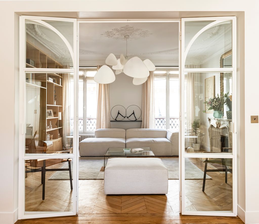 salon avec moulures et cheminée marbre type haussmannien appartement de 115m2 à Paris décoration contemporaine Photo : ©Julien Pépy