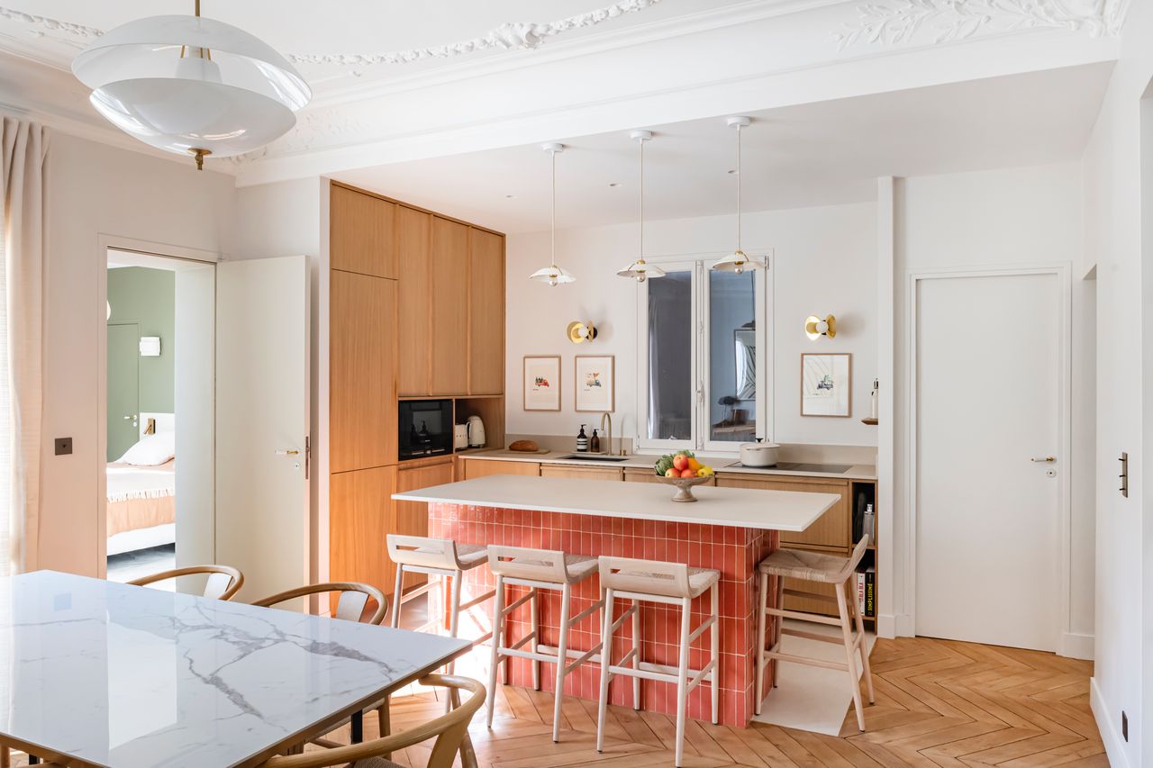 cuisine avec moulures appartement de 115m2 à Paris décoration contemporaine Photo : ©Julien Pépy